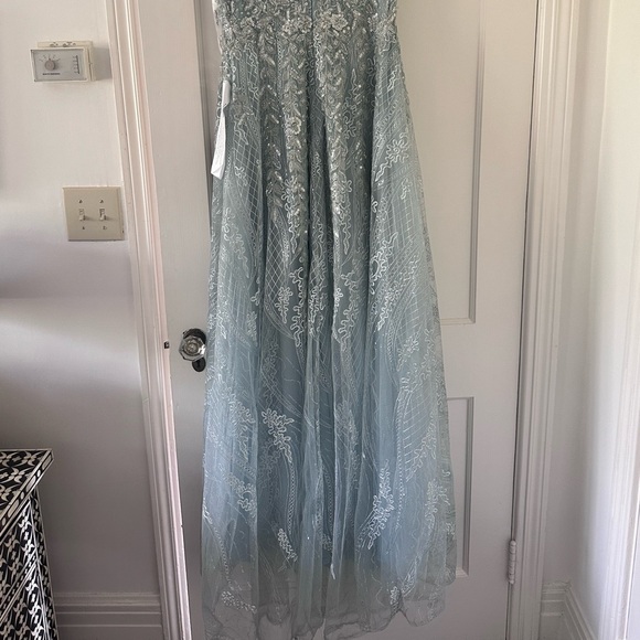 STUNNING MAC DUGGAL SLEEVELESS GOWN - Picture 8 of 9